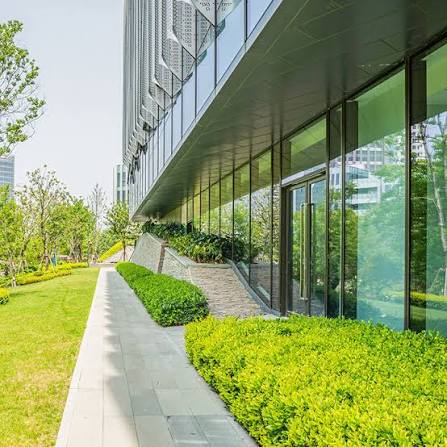 Edificio corporativo moderno con luz natural