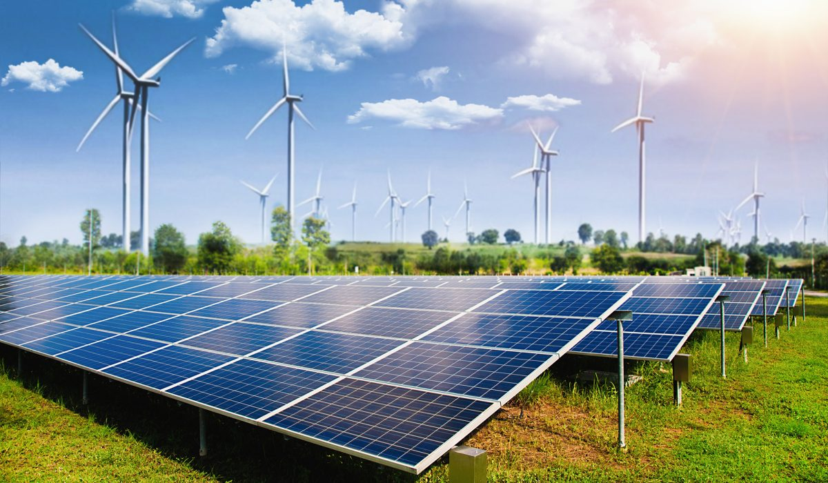Paneles solares, aerogeneradores y ciudad moderna